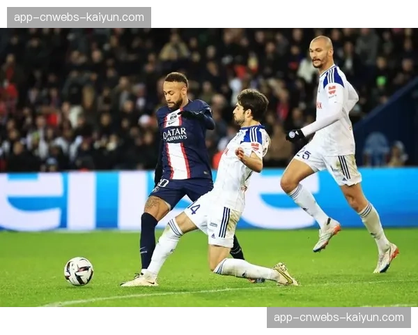 特写：斯特拉斯堡门将泽尔斯扑出关键点球后振臂怒吼激励全场