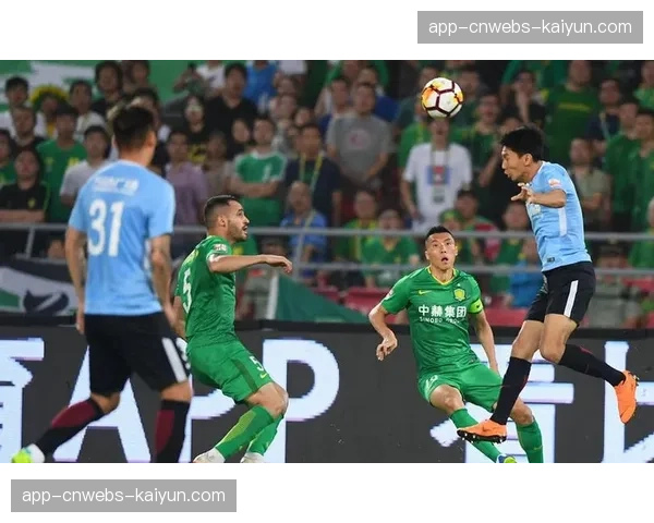 球迷暖心一幕:深圳队小球迷高举标语为重伤对手球员加油。 球迷暖心一幕:深圳队小球迷高举标语为重伤对手球员加油。