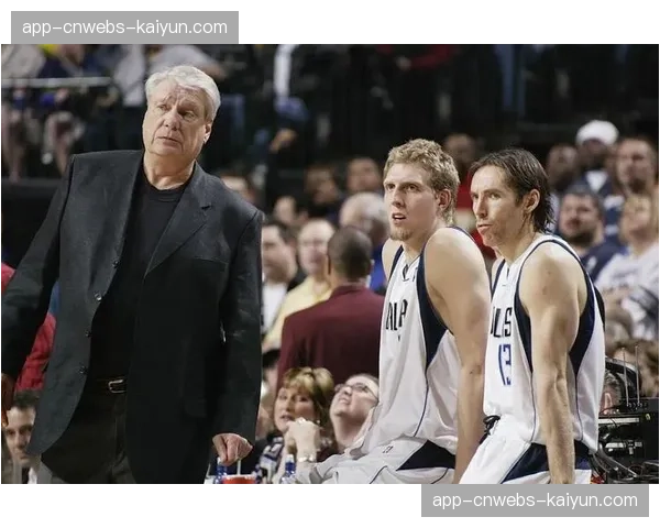 花絮：场边观众席惊现退役名宿纳什与诺维茨基并肩观战