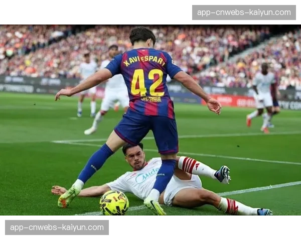 特写：终场前，阿拉维斯后卫在门线解围后因抽筋倒地